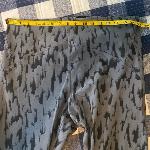 Lululemon Base Pace Size 14 leggings, rare gray and black pattern - Picture 3 of 5